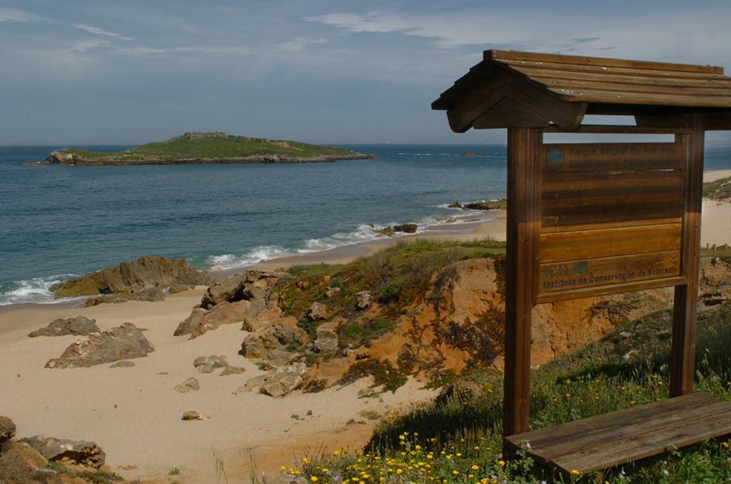 Parque De Campismo Da Ilha Do Pessegueiro Hotell Porto Covo Rum bild